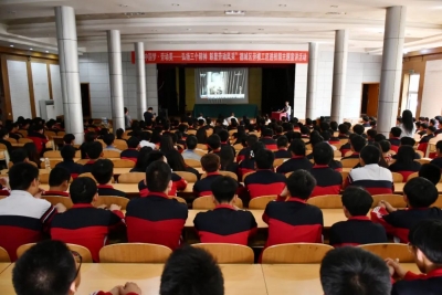 劳模宣讲进校园 筑牢学子工匠梦