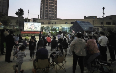 天衢新区宋官屯街道明月社区开展公益电影展映活动