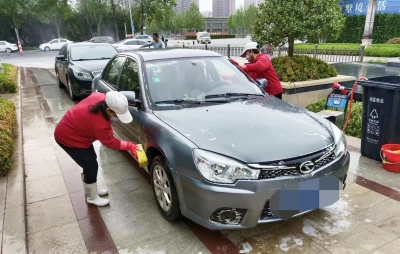 天衢新区宋官屯街道滨河社区：开展“便民于心 服务于行”免费洗车活动