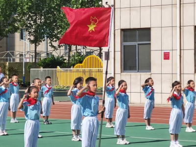 德州天衢新区弘德小学举行少先队新队员入队仪式