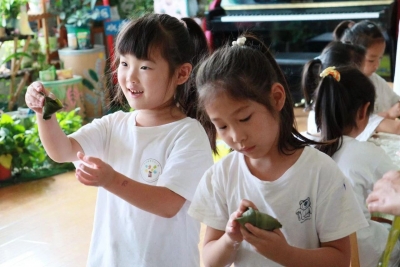 齐河县第四幼儿园联合齐河县晏城街道永盛社区走进九如城老年公寓共度端午节