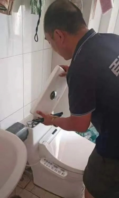 齐河县晏城街道永盛社区开展“公益维修 情暖邻里”便民服务活动