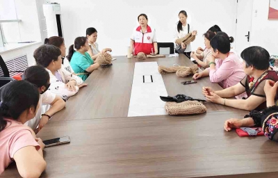 天衢新区宋官屯街道滨河社区开展“手工钩织”培训活动