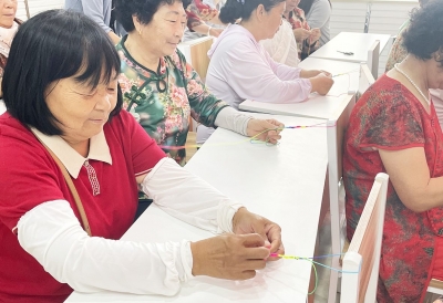 【我在文明实践所过端午】德城运河街道：巧编五彩绳 端午送安康  