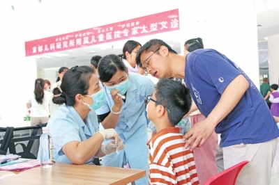 北京儿科专家“组团”来德义诊