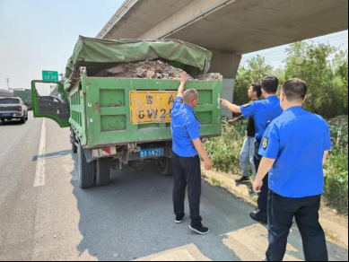 德城城管：开展渣土运输专项整治行动  
