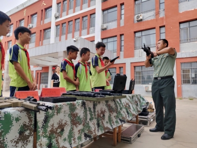 射击打靶投弹，这所小学为毕业生准备了特殊的“最后一课”