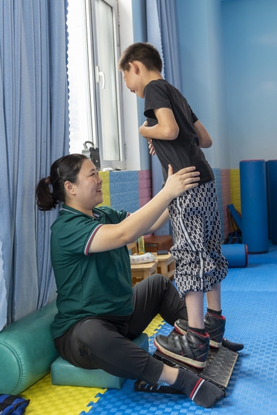 民生回响 | 刘金玲患脑瘫的儿子连续9年坚持康复治疗，顺利进入小学就读：“好政策兜底，让俺有了底气”