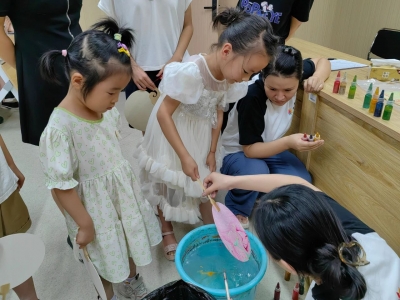 齐河县晏城街道永福社区开展非遗漆扇体验活动