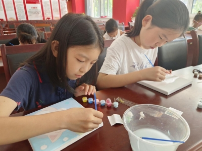 德州天衢新区袁桥镇崇德社区开展公益夏令营创意绘画小组活动