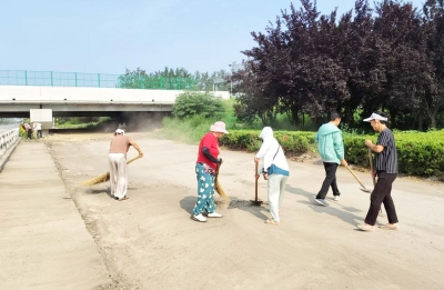天衢新区宋官屯街道张官屯社区：修复破损路面 方便群众出行