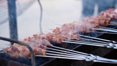 平原县：“烧烤经济”点燃乡村烟火气