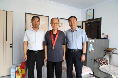 省地矿局第二水文队为“光荣在党50年”老党员颁发纪念章  