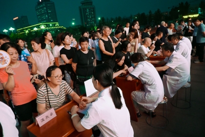 专家“摆摊出诊” | 齐鲁医院德州医院点亮中医文化夜