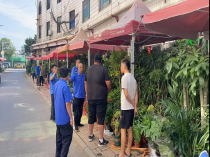 德城城管：开展规范店外经营行动  