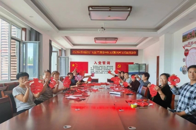 德城区二屯镇北厂社区：巧剪迎中秋 文明新风尚