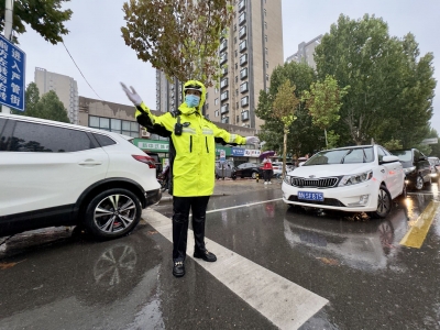 致敬！大雨中，他们为孩子“护航”