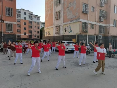 抬头寺镇开展“舞动夕阳 神采飞扬”广场舞活动