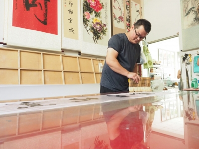 齐河装裱修复技艺传承人曹振：“纸上手术”让古书画获新生