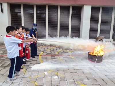 三里庄中心小学开展消防疏散逃生演练