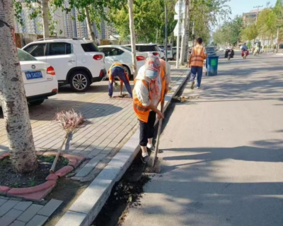德城城管：持续开展道路深度保洁