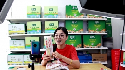 平原县：手机变 “农具” 直播成 “农活儿”