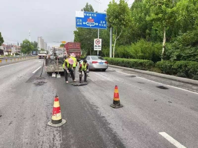 乐陵公路分中心开展路面坑槽修补