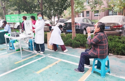 天衢新区宋官屯街道十二里庄社区开展义诊义剪活动