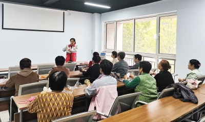 天衢新区宋官屯街道沙王社区开展“巧制艾草锤”手工活动