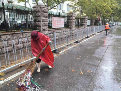 德城城管：战秋雨，扫落叶，保城市整洁  