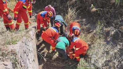 七旬老人驾三轮车坠4米沟渠  德州消防员5分钟极速施救