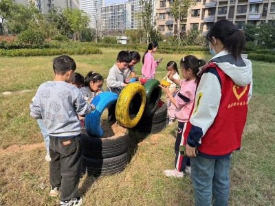 齐河晏城街道永福社区开展“彩绘轮胎育绿植，扮靓社区展新姿”美化家园亲子活动