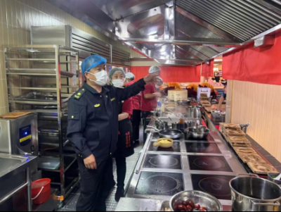 德城城管：开展餐饮油烟清查行动