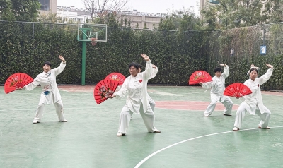 【文化社区建设】天衢新区宋官屯街道康博社区开展太极扇培训活动