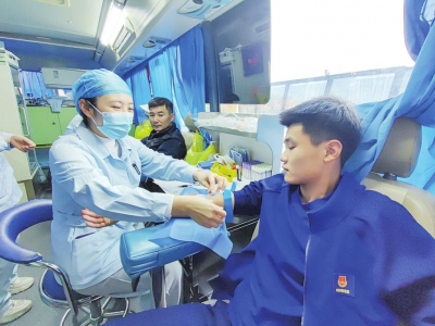 夏津县：挽袖献爱心 热血暖寒冬  