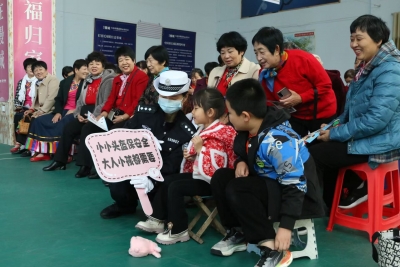 天衢新区宋官屯街道江南水郡社区开展交通安全宣传活动