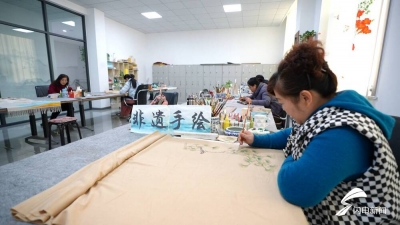 何以中国丨将民间艺术融入生活 莒县画师手绘饰品畅销海内外