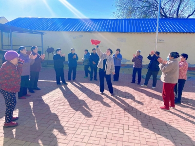抬头寺镇开展 “兜兜转转 团团圆圆”玩转手绢文化活动