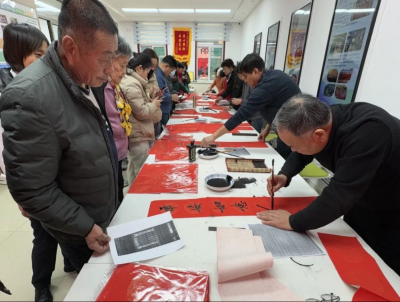 民生实事进行时 | 德城区天衢街道肖何庄社区开展“写春联送福字 浓墨香迎新年”活动