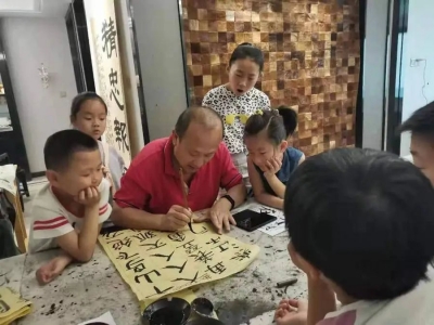 【大德之州 大爱之城】中石油德州分公司职工解登尧：10年义务教书法 千余名孩子受益