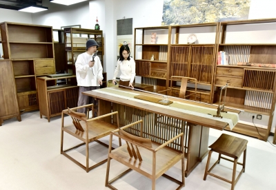 打造区域消费新高地 建设魅力新德州 | 宁津家具企业电商销售额连年增长 “前店后厂”变身“前网后厂” 