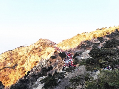 诗 | 刘洪玮 : 登泰山