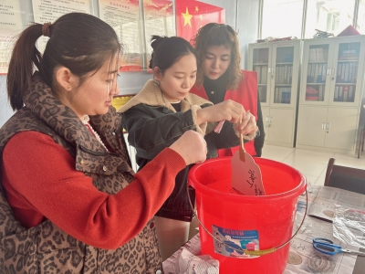 民生实事进行时 | 德城区天衢街道： “巧手绘漆扇 绽放‘她’魅力”山东手造走进田龙社区