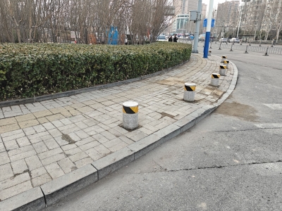 德州市政交警联合，开展排除机动车占压人行道“微整治”