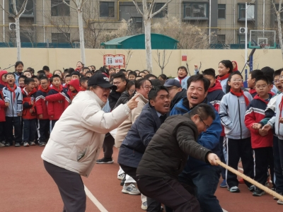 德州天衢新区弘德小学举办教职工拔河比赛