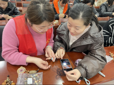 民生实事进行时 | 德城区天衢街道果园社区举办“珠愿相随 浪漫编织”活动