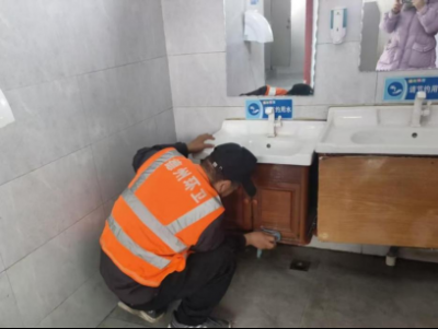 德城环卫：强化公厕管理 提升服务质量