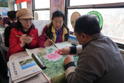 闪电评论丨银发专列成“爆款制造机”！山东如何把老年消费玩出花？