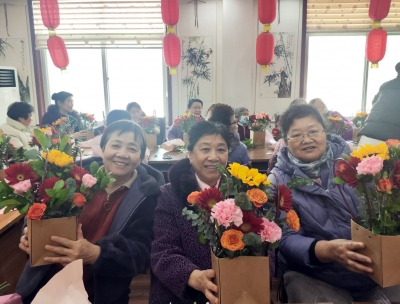 德城区新湖街道南市社区举办花艺DIY活动