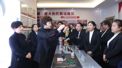 巾帼匠心逐梦 巧手编织幸福 | 德百集团庆祝“三八”国际妇女节巧手编织展示交流活动举办